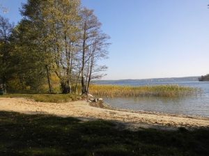 Der Badestrand mit sehr sichtem Ufer