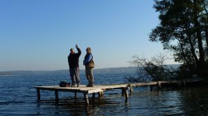 Ein Angelsteg am gegenüberliegenden Ufer der Halbinsel im Plautziger See